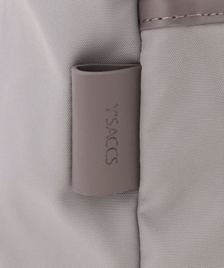 Y'SACCS アシメファスナーポケットリュック グレージュ