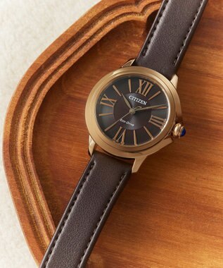 CITIZEN 【電池交換不要 光発電エコ・ドライブ】、包み込むような 曲線とボリューム感が魅力の高級感ある腕時計 ウォームゴールド