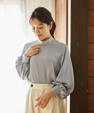 #Newans 【ストレッチ】〈花乃まりあさんコラボ〉ハイネックブラウス サックス