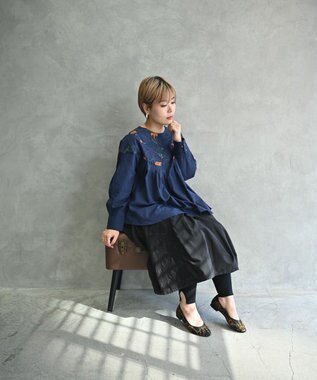 muuc 〈遠州織物の工場で作られた上質なコットンウール生地〉ナタチュウムの花刺繍 プルオーバーブラウス ネイビー