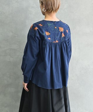 muuc 〈遠州織物の工場で作られた上質なコットンウール生地〉ナタチュウムの花刺繍 プルオーバーブラウス ネイビー