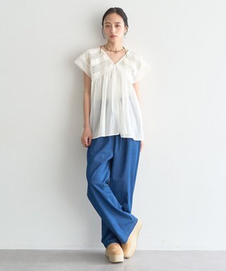 earth music&ecology 【WEB・一部店舗限定】【綿100％】レース＆ピンタックフレンチブラウス Off White