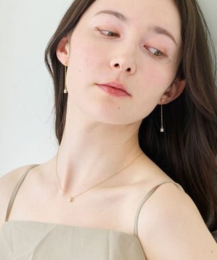 Phoebe 〈金属アレルギー対応〉タイニーフラワーロングセラミックポストピアス　チェーンピアス/小粒パール/揺れるピアス ホワイト