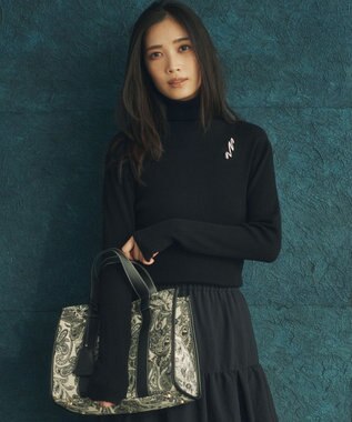 23区 Vモチーフ ブローチ シルバー系