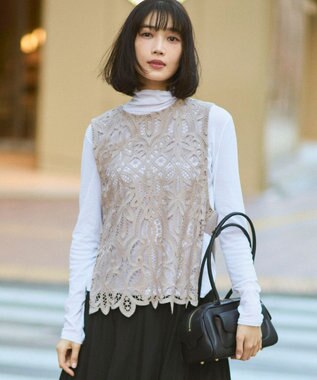 23区 エンブロイダリーレース ニットベスト ベージュ系