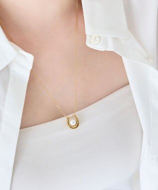 Phoebe 〈金属アレルギー対応〉メタリックパールホースシューネックレス　ゴールド　ステンレス/馬蹄/蹄鉄/ラッキーモチーフ/ギフト/プレゼント/大ぶり ゴールド