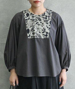 muuc 〈心地よいコットン・シアサッカー生地〉筆記帳刺繍ノーカラー左肩開きブラウス グレー