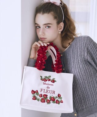 Maison de FLEUR いちごフリルハンドルスクエアトートバッグ