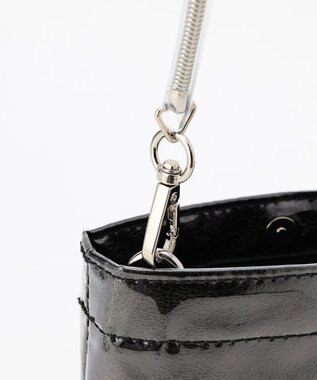 Y'SACCS PVCメタリックショルダーバッグ ブラック