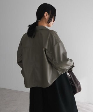 Green Parks ショート丈フェイクレザーシャツ Gray Beige
