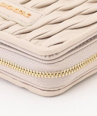 LA BAGAGERIE シープレザープリーツ加工二つ折り財布 アイボリー