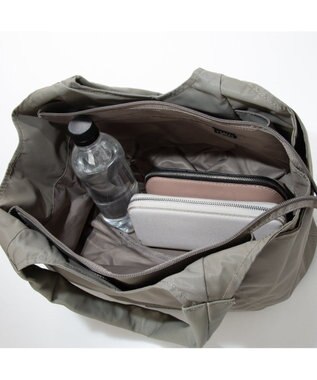 Y'SACCS リサイクルナイロン　ふんわりトート　Mサイズ グレージュ