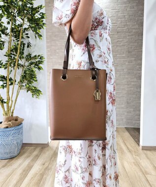 style code 【MERCURYDUO/マーキュリーデュオ】メタルアイレット　縦長トートバッグ 推し活ラージバッグ 縦長ショルダーバッグ キャメル