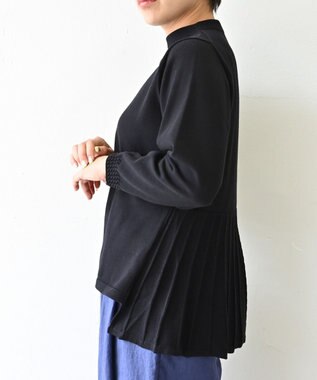 muuc 〈コットン100％強撚糸〉〈通気性が高いドライタッチな素材〉袖口ケーブル模様編み フレアーシルエット後ろプリーツ ハイネックプルオーバー ブラック