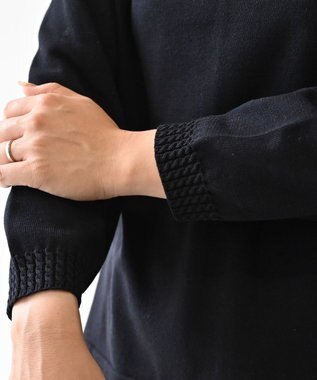 muuc 〈コットン100％強撚糸〉〈通気性が高いドライタッチな素材〉袖口ケーブル模様編み フレアーシルエット後ろプリーツ ハイネックプルオーバー ブラック