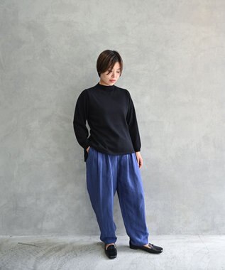 muuc 〈コットン100％強撚糸〉〈通気性が高いドライタッチな素材〉袖口ケーブル模様編み フレアーシルエット後ろプリーツ ハイネックプルオーバー ブラック