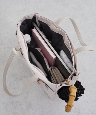 Maison de FLEUR 撥水加工リボンチャームマルチポケットトートM Grayish Pink