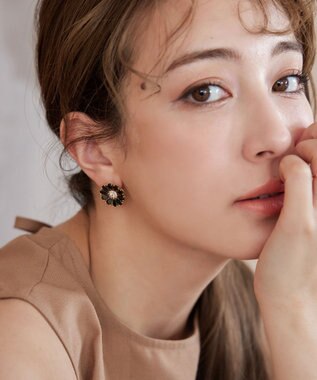 Tiaclasse 【金属アレルギー対応】ブラックフラワーピアス ゴールド