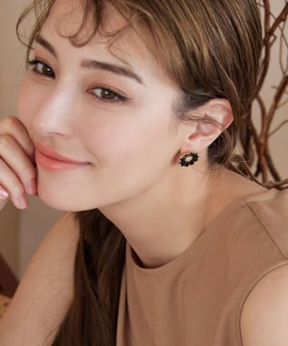 Tiaclasse 【金属アレルギー対応】ブラックフラワーピアス ゴールド