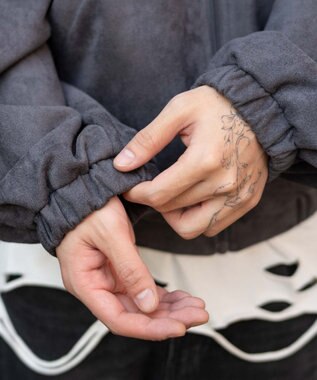 WEGO 【ユニセックス着用ITEM/MLサイズ展開】フェイクスウェードロゴスウィングトップ ブラック中濃色