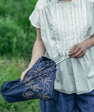 AND WOOL 〈UVカット率99%以上・一級遮光生地・晴雨兼用〉イラカ刺繍の日傘 （折りたたみ傘タイプ） ネイビー