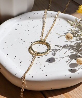 Tiaclasse 【日本製】キラキラ輝く石付きの大人カジュアルなフープ＆バーネックレス ゴールド