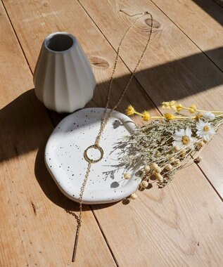 Tiaclasse 【日本製】キラキラ輝く石付きの大人カジュアルなフープ＆バーネックレス ゴールド