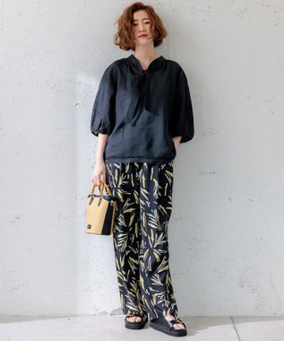 23区 【洗える】スリークボタニカルプリント ドロスト パンツ ブラック系