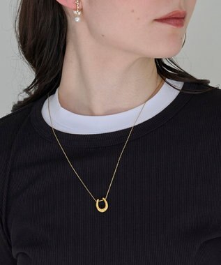 Phoebe 〈金属アレルギー対応〉メタリックホースシューネックレス　ゴールド　ステンレス/馬蹄/蹄鉄/ラッキーモチーフ/ギフト/プレゼント/大ぶり ゴールド