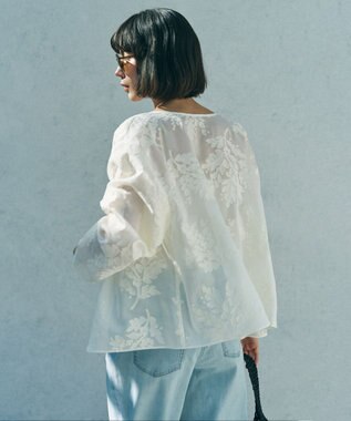 UNFILO L 【前後着用可能の2WAY仕様】ボタニカル エンブロイダリー ブラウス エクリュ