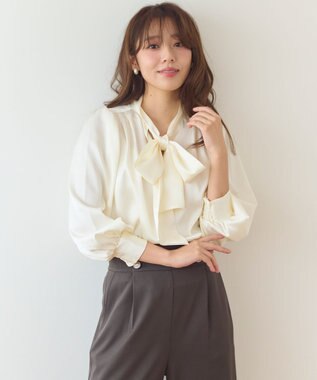 Feroux 【洗える】サテン ボウタイブラウス アイボリー系