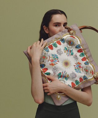 TOPKAPI 【TREASURE TOPKAPI】【アーカイブ】マイルドサテン スカーフ パネル柄 トートバッグ 2023 グレージュ