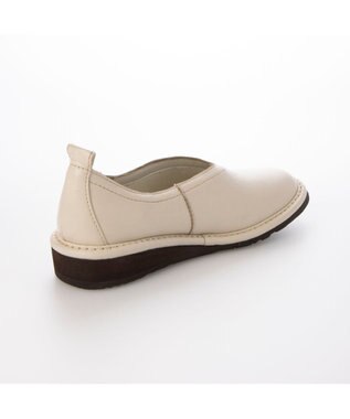 ing <ing>【サスティナブル】深めカットフラットシューズ アイボリー