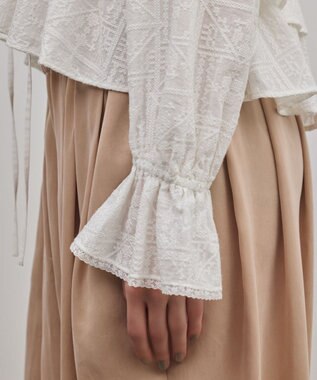 GRACE CONTINENTAL エンブロイダリーフリルブラウス ホワイト