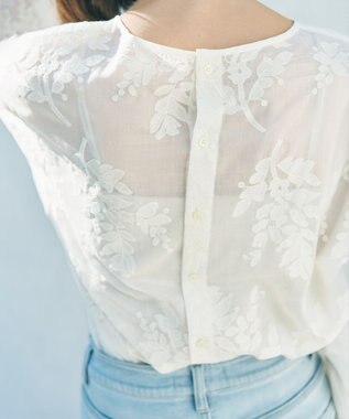UNFILO L 【前後着用可能の2WAY仕様】ボタニカル エンブロイダリー ブラウス エクリュ
