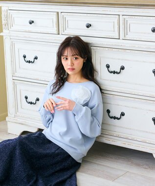 Feroux 【洗える】ローズコサージュ ダンボールプルオーバー スカイブルー系