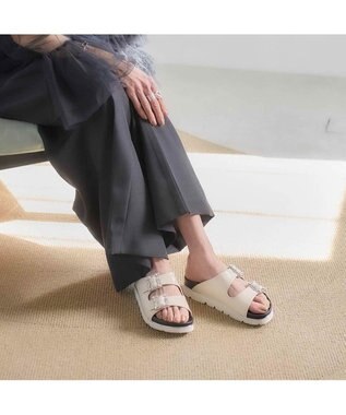 MODE ET JACOMO <carino>厚底ビジューバックルサンダル アイボリー