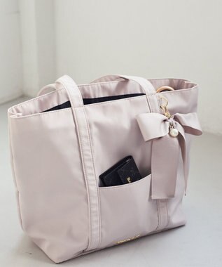 Maison de FLEUR リボンチャーム付きマルチポケットトートバッグ Grayish Pink