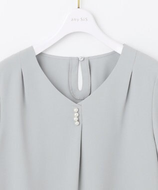 ANY SIS L 【洗える】パール調Ｖネック ブラウス ライトブルー