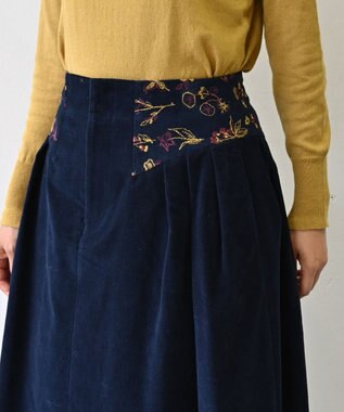 muuc 〈遠州織物の工場で織られた上質なコットンコーデュロイ生地〉花刺繍スカート（セットアップ可能） ネイビー
