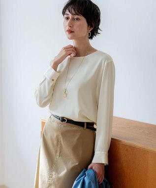 23区 カフスボタン サテンTEEブラウス アイボリー系