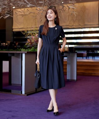 Tiaclasse L 【2TYPEスリーブ/半袖・ノースリーブ・洗える】タックフレアワンピース 半袖：ネイビー