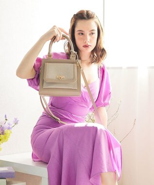 style code 【MERCURYDUO/マーキュリーデュオ】メタリッククラック調型押し フラップハンドバッグ グレージュ