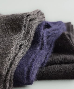 AND WOOL 〈上質な素材と手仕事から生まれた優しいニット〉カシミヤ100%のスヌード チャコールグレー