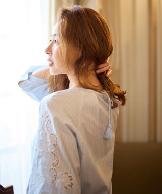 自由区 【SHIHOさん着用】エンブロイダリーブロードパフスリーブ ブラウス サックス×オフ