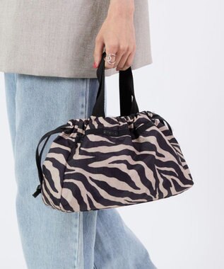 LeSportsac E/W CITY DRAWSTRING BAG??? /アップタウンラフィアゼブラ/ブラック アップタウンラフィアゼブラ/ブラック