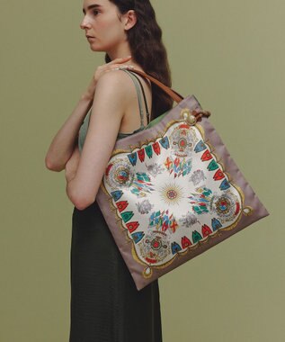 TOPKAPI 【TREASURE TOPKAPI】【アーカイブ】マイルドサテン スカーフ パネル柄 トートバッグ 2023 グレージュ