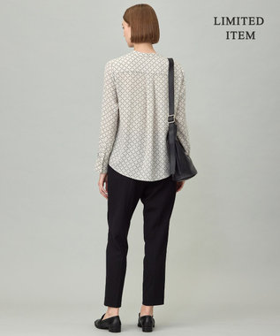 ICB L 【新色追加・WEB限定】BackSatinAmunzen キーネックブラウス トープベース×スクエアビット柄系