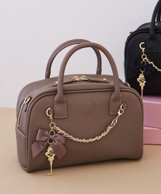 Maison de FLEUR チャーム付きスクエアボストンバッグ Brown