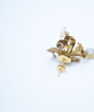 monshiro 【スワロフスキー】ネリネフラワー ピアス ピンクベージュ